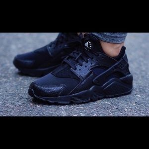 All black huaraches 💕